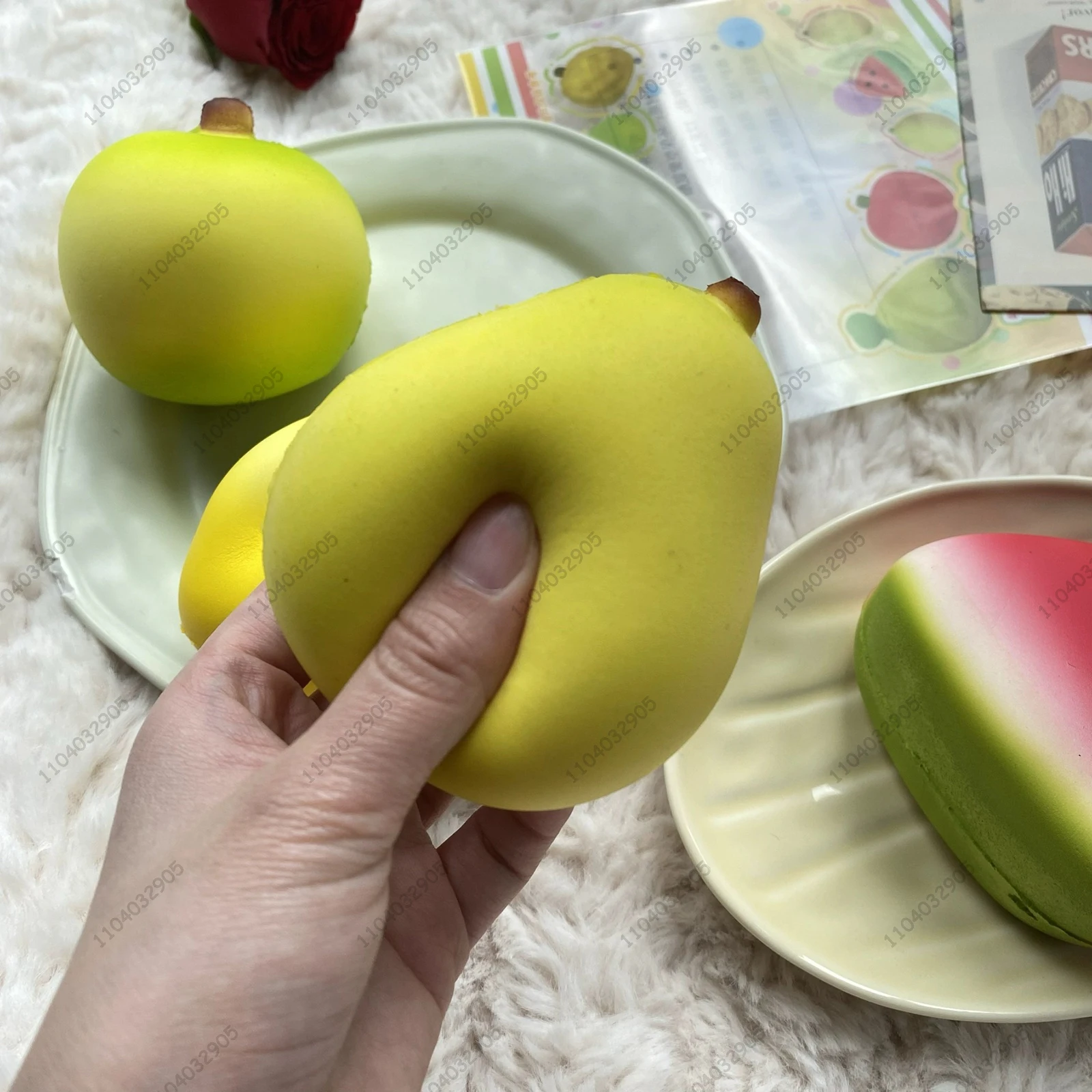 フルーツスクイーズトイ　スローライジング　スイカ　パイナップル　マンゴー　ゆっくり反発　柔らかい握り感　ストレス解消　ハンドリラックス　ギフトおもちゃ