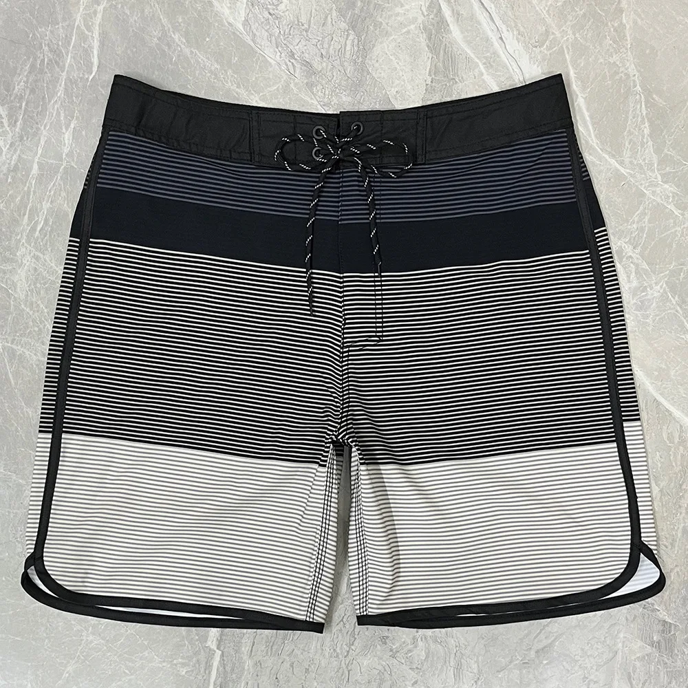 2025 Nuevos pantalones de playa elásticos antisalpicaduras de cuatro lados para hombre, pantalones cortos deportivos de surf sin logotipo con tablero ligero