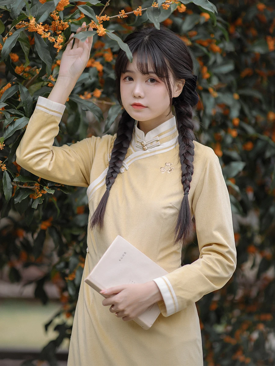 

Retro Style Tea Rose Embroidery Long Qipao Dress Low Slit Daily Wear Polyester Fiber Full Open Girl in Autumn Season