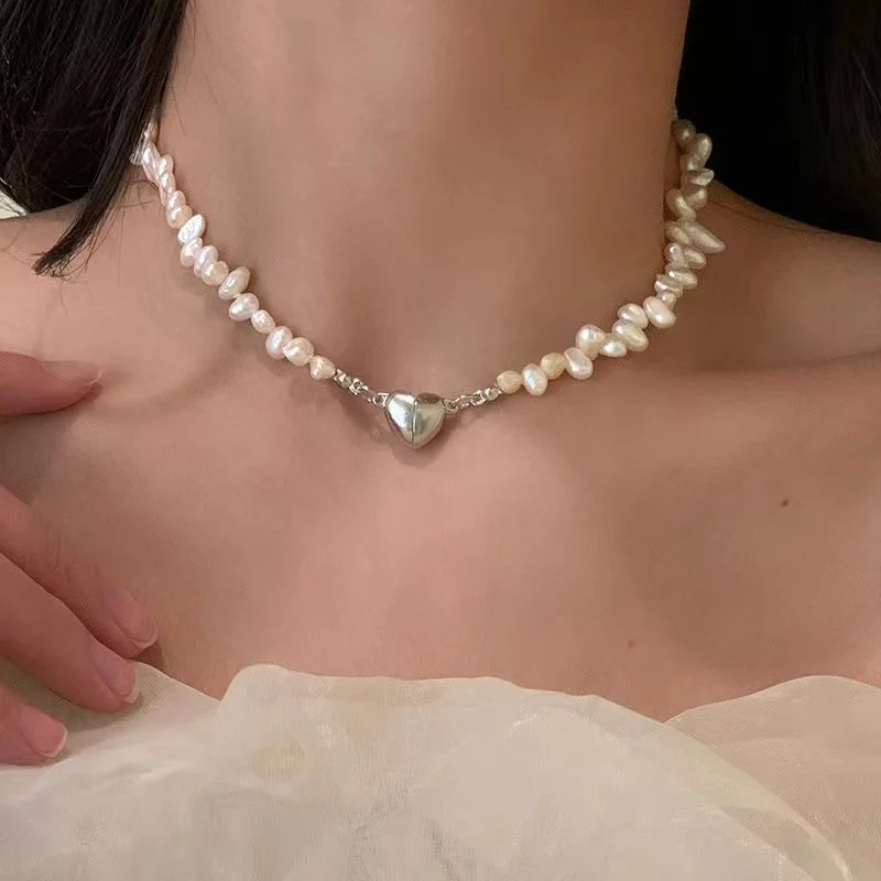 

Vintage Irregular Baroque Pearl Heart Shape Necklace for Women Magnet Chain White Beading Necklaces Wedding Punk Jewelry Gifts