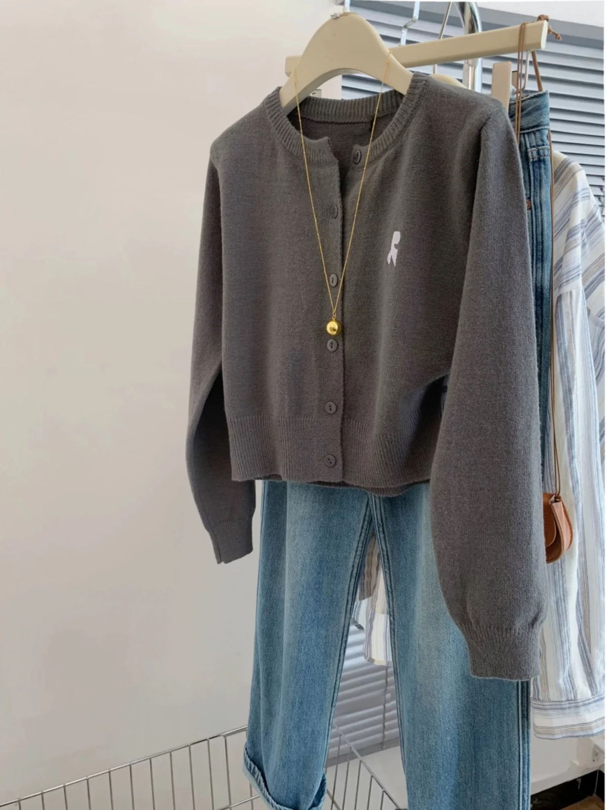 เสื้อสเวตเตอร์สไตล์เกาหลีสำหรับต้นฤดูใบไม้ร่วง  แบบปักตัวอักษร  สีพื้น  รัดเอว  แขนยาว  ถักแบบเปิด...