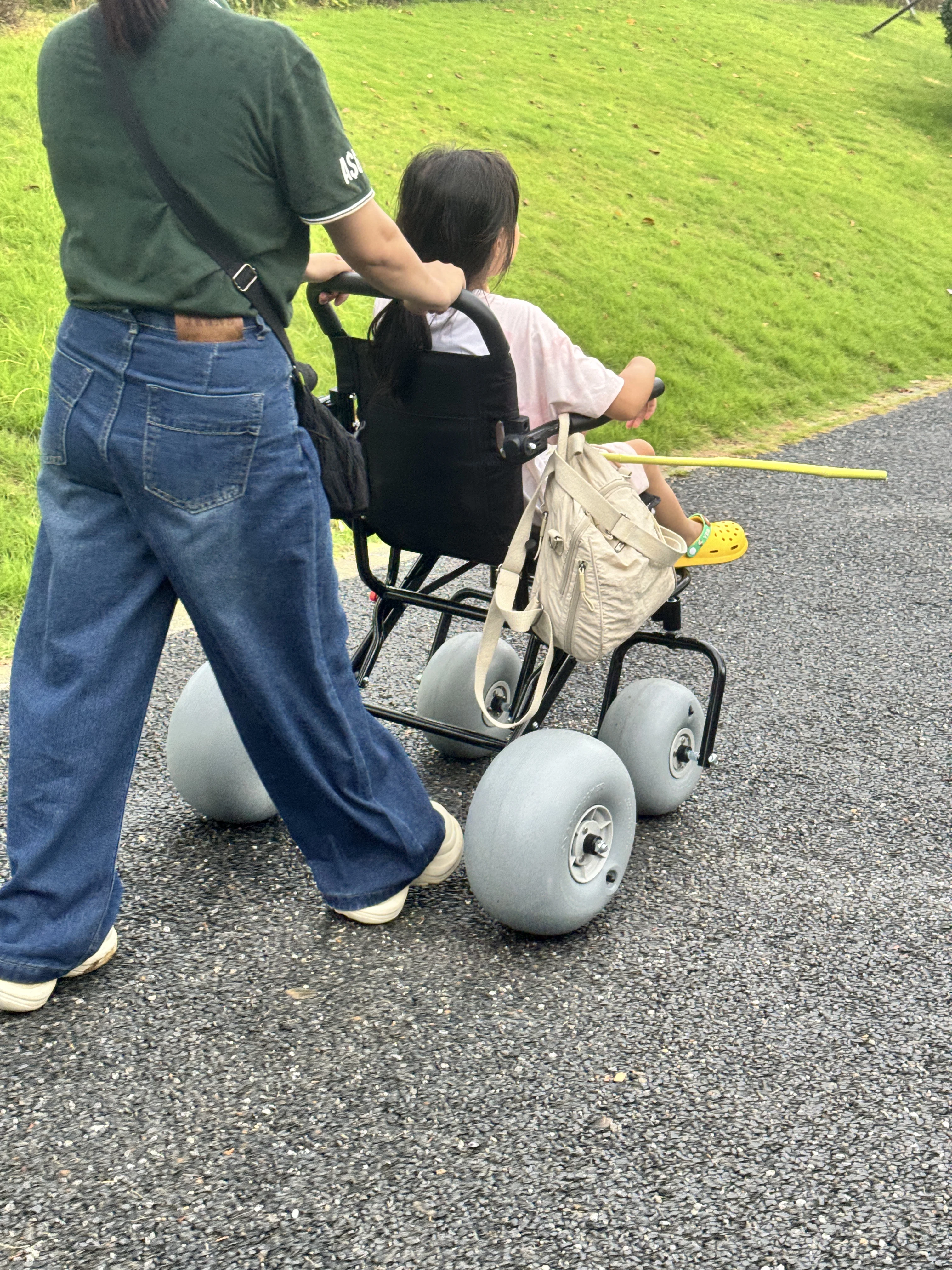 Factory Wholesale Good Price  All-terrain Beach Wheelchair Suitable for Outdoor Portable and Foldable Manual Beach Wheelchair
