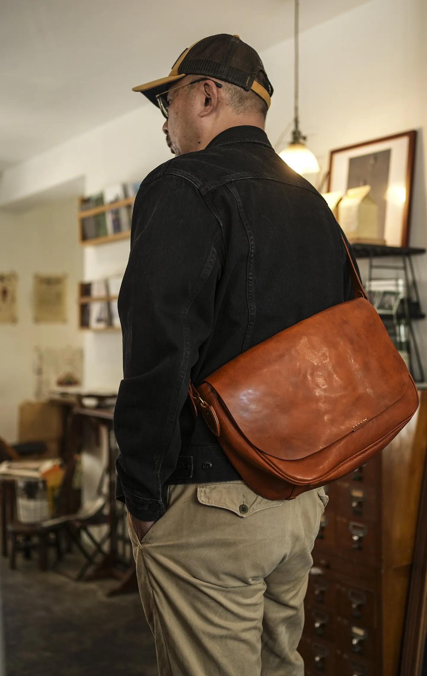 Einfache Vintage-Umhängetasche aus handgefertigtem Rindsleder der ersten Schicht für Herren, modische, lässige Reisetasche aus luxuriösem Echtleder. – Detail 1