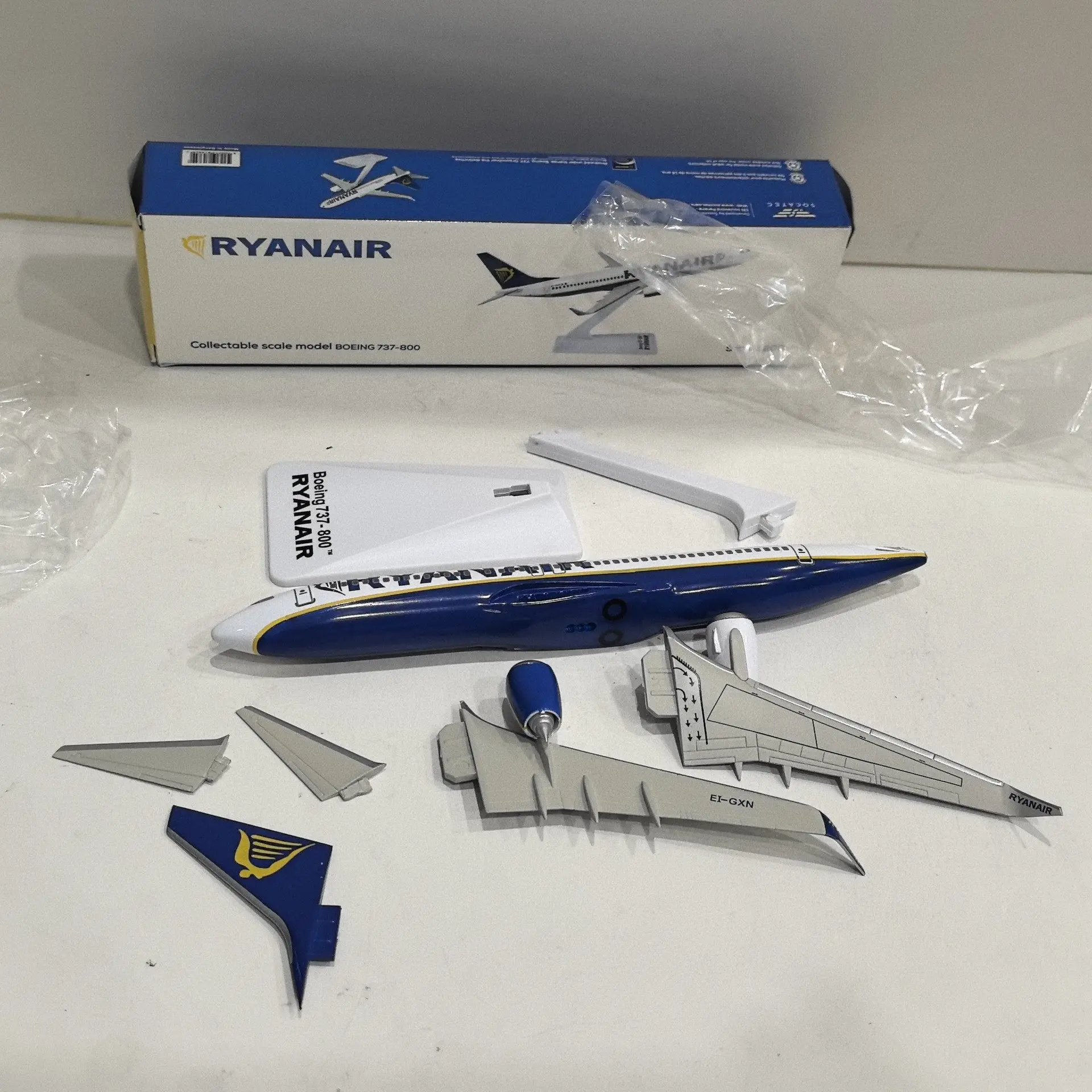

Масштабная модель самолета Boeing 737-800 Ryanair, 1:200, 12 деталей, пластиковая, собранная