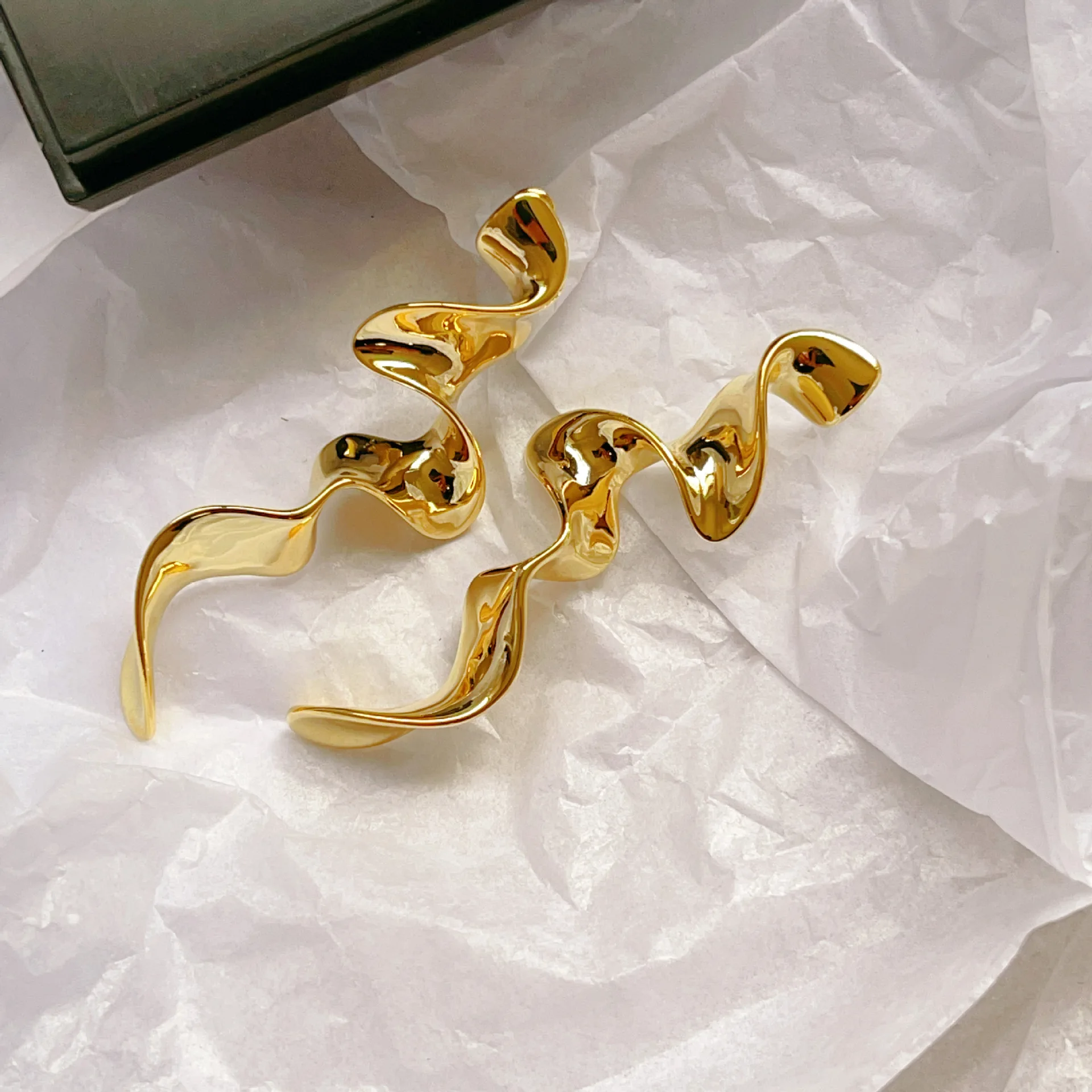 

Irregular Metal Earrings European American Style Personality Fashion Curved Long Earrings Ms Girl Travel Jewelry Accessories INS