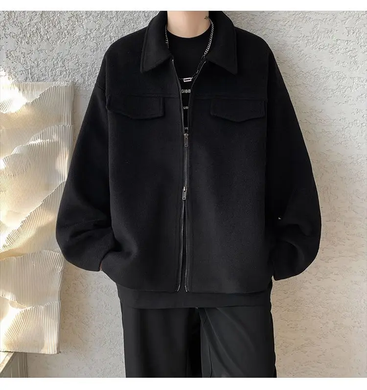 

Мужское пальто из смесовой шерсти с отделкой по краю: бордюром, каймой, обвязкой, фестонами, бахромой, краем, краешком, периферией, фронтиром, ободком, краем-отделкой, краем-бордюром, краем-декоративным элементом, краем-украшением, краем-декоративным элем