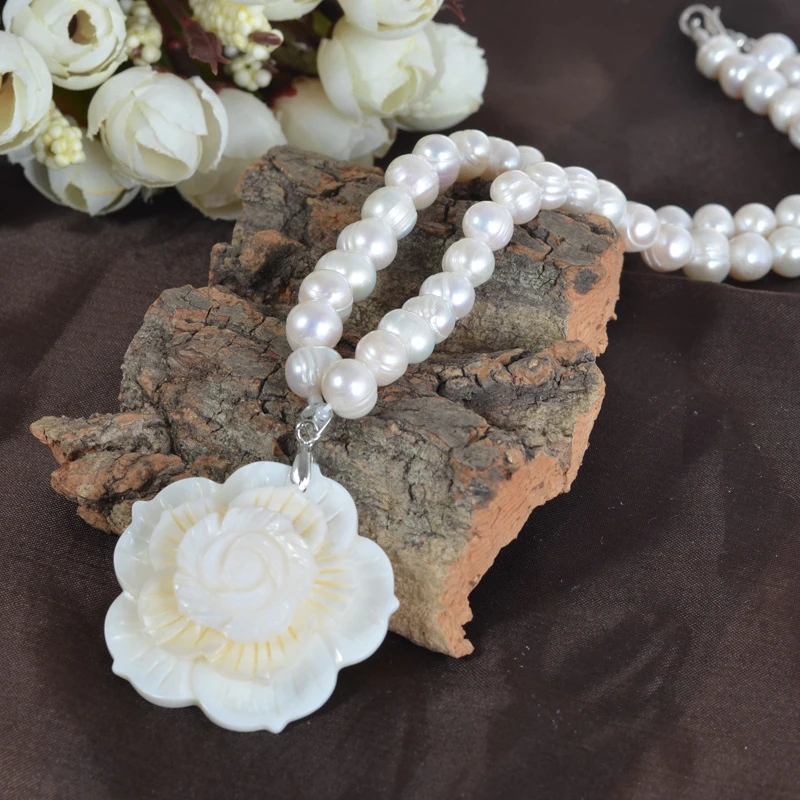 8-9mm Cultured Freshwater Natural Pearl Necklace with Carved Flower Pendant and Minor Imperfections