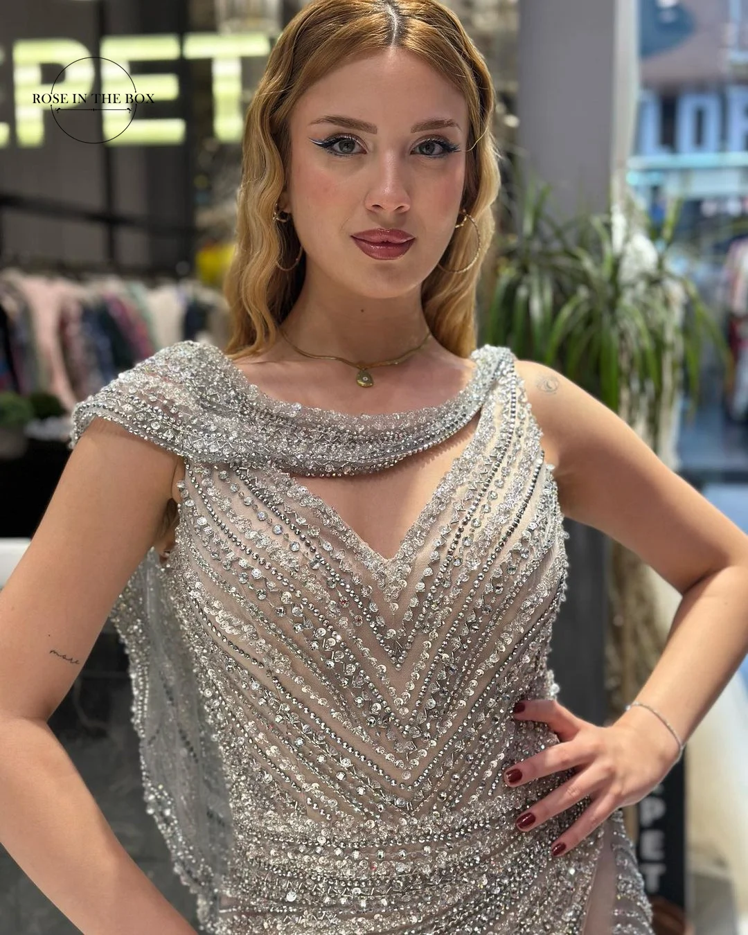 Luxury Silver Mermaid Dubai Evening Dresses with Cape Heavy Beaded Slit Prom Gowns for Women Wedding Guest Party فساتين السهرة