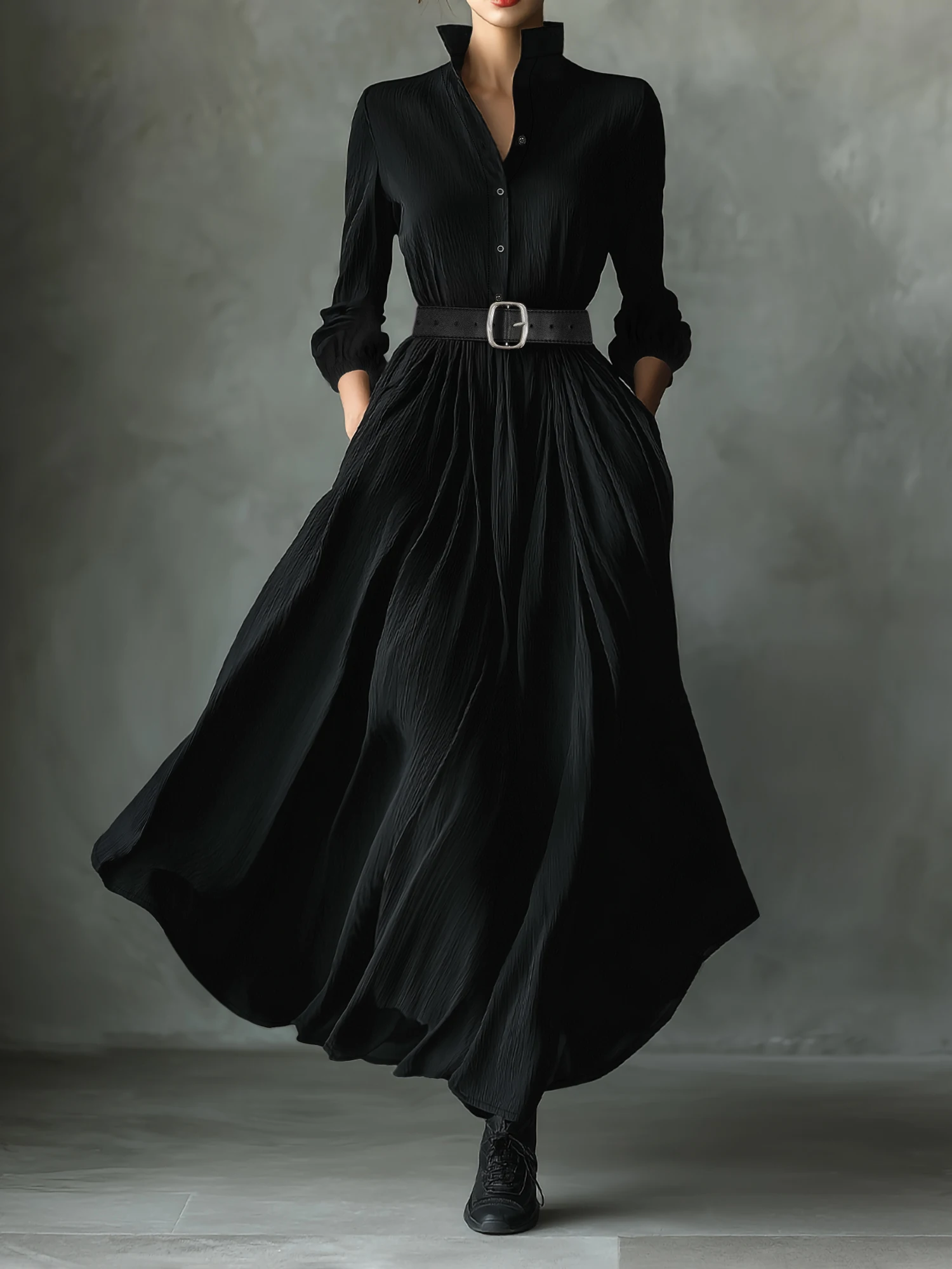 Robe maxi noire texturée pour femme avec col montant, fermeture à boutons et ceinture assortie