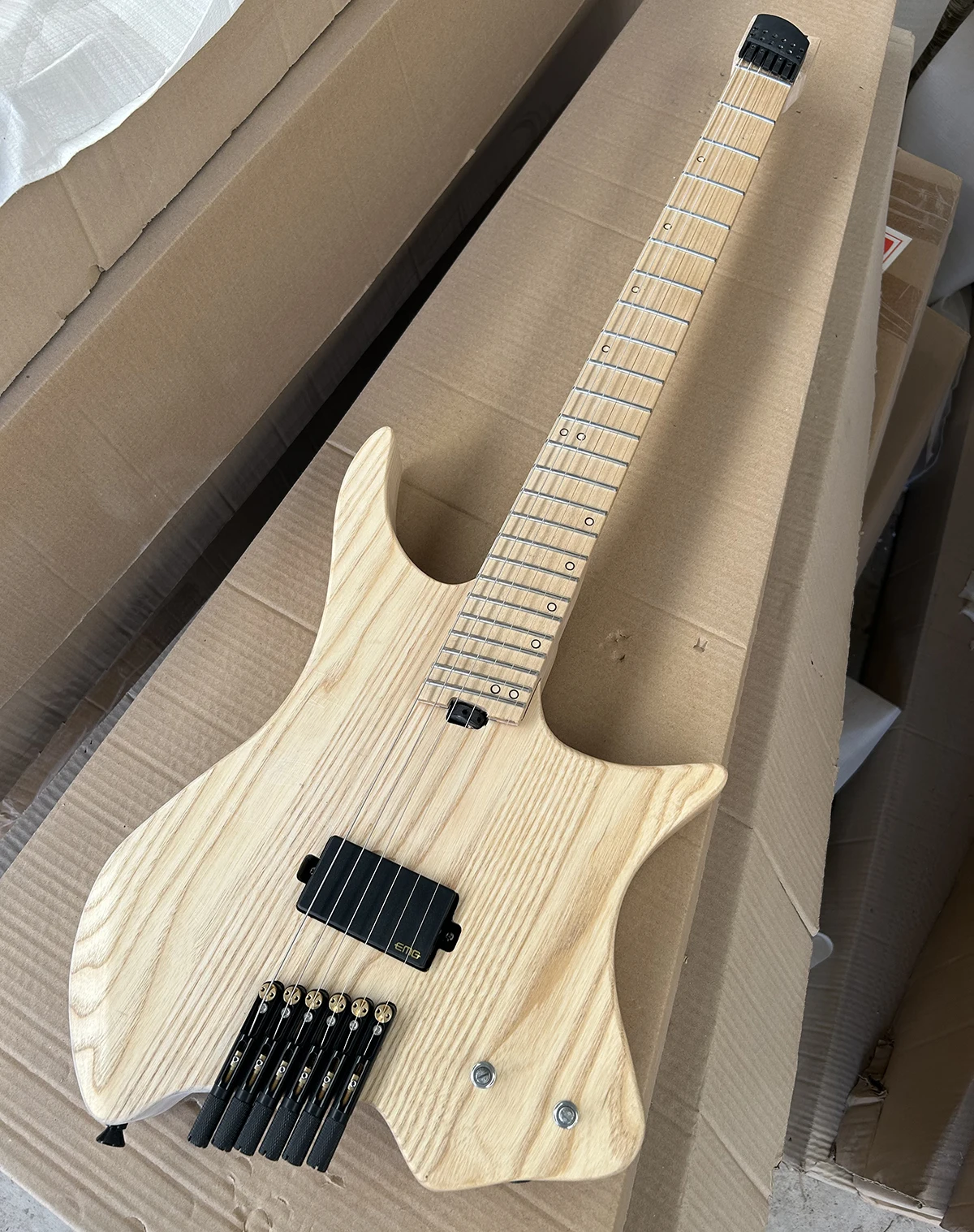 Factory Headless No Paint Fanned Frets 6 Strings Electric Guitar Maple Fretboard Fretboard Ash Body Active Customizable