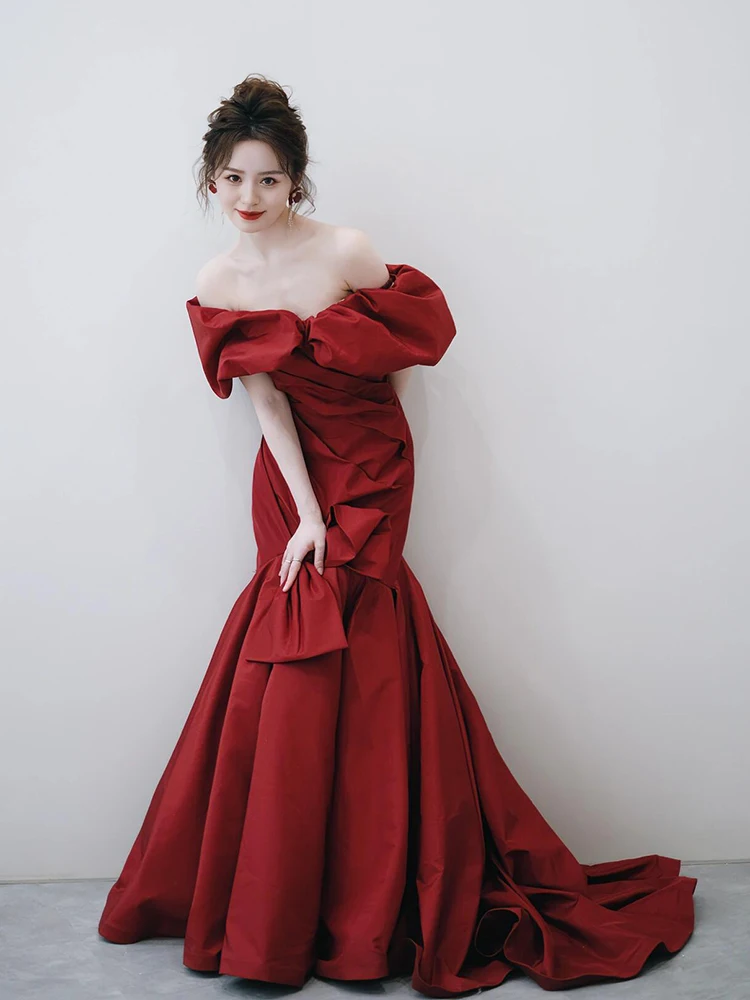 ชุดราตรีสีไวน์แดงแบบไหล่เดียว ทรงเข้ารูป กระโปรงยาว เหมาะสำหรับพิธีแต่งงาน พิธีกรงานประจำปี  สไตล์เกาหลี ผลิตจากเส้นใยโพลีเอสเตอร์