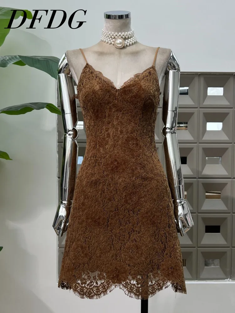 DFDG 2025 Primavera Estate Donna Lace Cut-Out Vintage Patchwork Abito con cinturino per spaghetti Abito firmato sexy sottile che definisce la vita