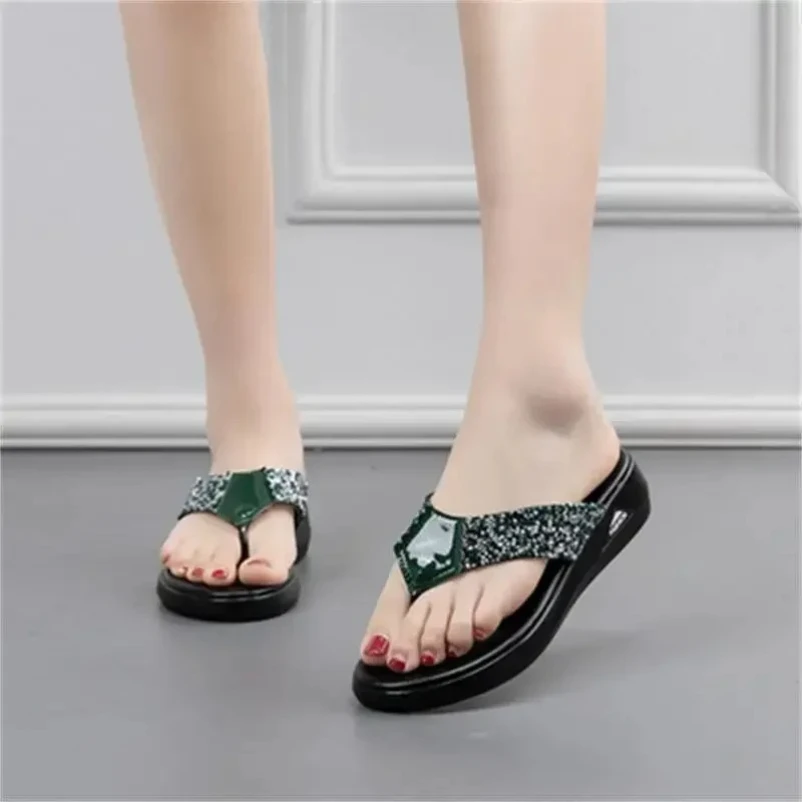 

2025 летние тапочки, модные шлепанцы на танкетке со стразами, женская повседневная пляжная обувь, женская летняя пляжная обувь на платформе