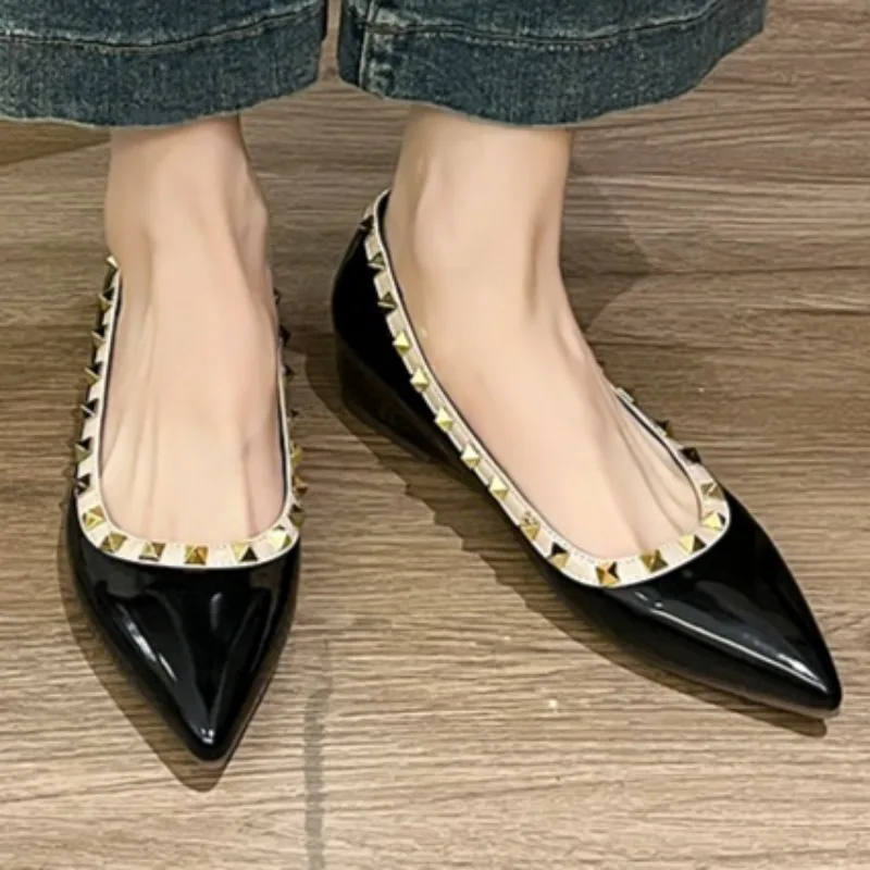 Autunno delle donne Nuovo Semplice di Colore Solido All'aperto Scarpe Basse Antiscivolo 2025 Moda Rivetto Designer Casual Partito Delle Signore Scarpe Basse