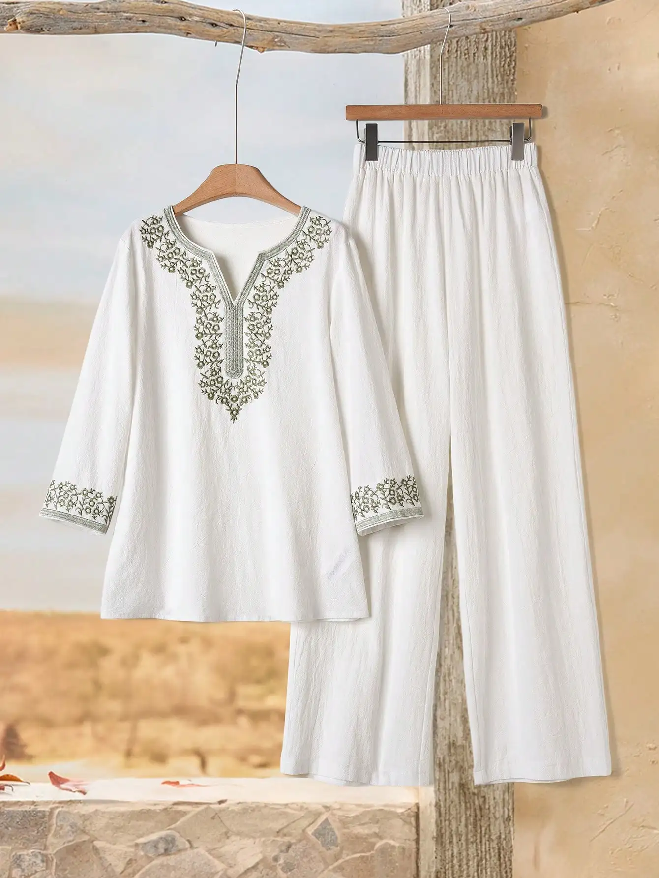 

Женский комплект из 2 предметов: топ с цветочным вышитым узором, V-образным вырезом и длинными рукавами, а также широкие брюки, повседневный стиль