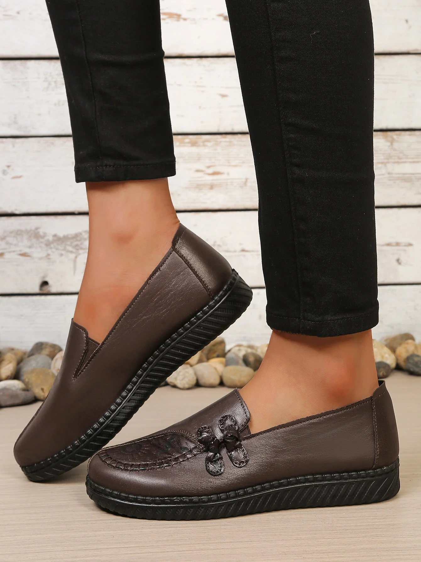 Damen Frühling Herbst Chinesische Knoten-Loafer mit Blumenprägung, Slip-On, Rutschfeste PU-Sohle, Weiche Haus- und Gehschuhe für Mütter, Kostenloser Versand – Detail 4