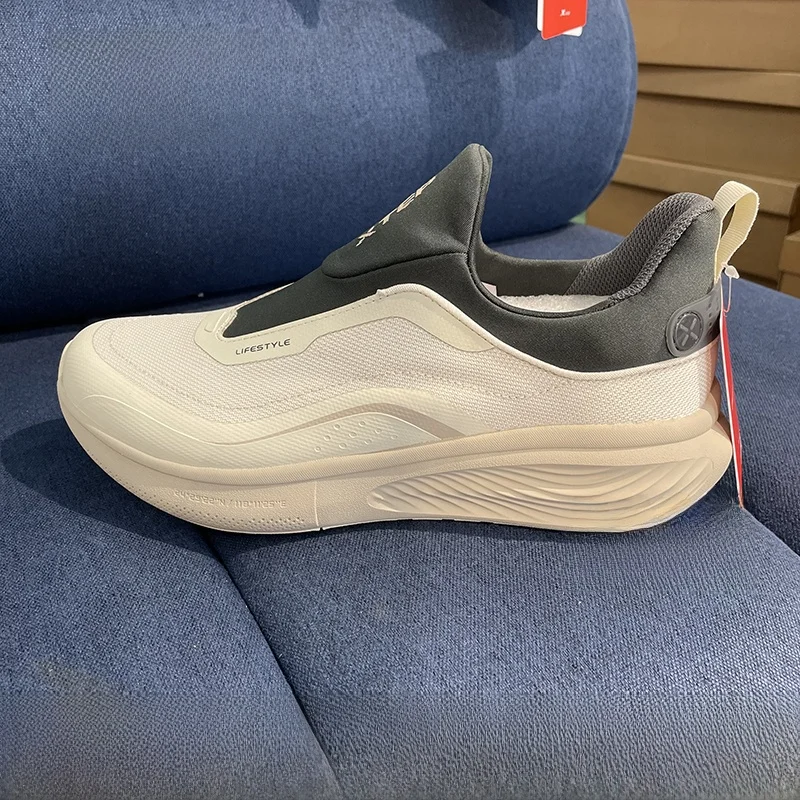 

XTEP Lite Comfortable Men's Slip-On Sports oes Low Top Anti-Slip Lightweight Wear-Resistant Casual Footwear for Autumn