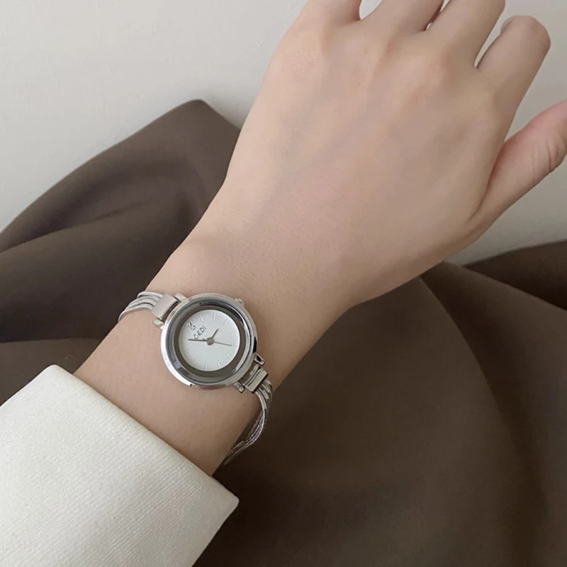 montre-a-disque-a-franges-verticale-et-exquise-pour-femme-temperament-du-vent-froid-simple-niche-de-haut-sens-montre-a-quartz-ins-wind