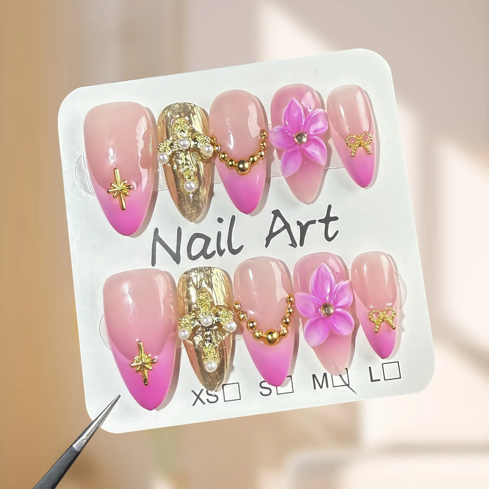 10 szt. Różowe Migdałowe Sztuczne Paznokcie 3D Kwiaty Dekoracja Paznokci Dociskanych Francuski Gradient Ręcznie Robione Sztuczne Paznokcie Z Złotymi Gwiazdkami i Kokardkami