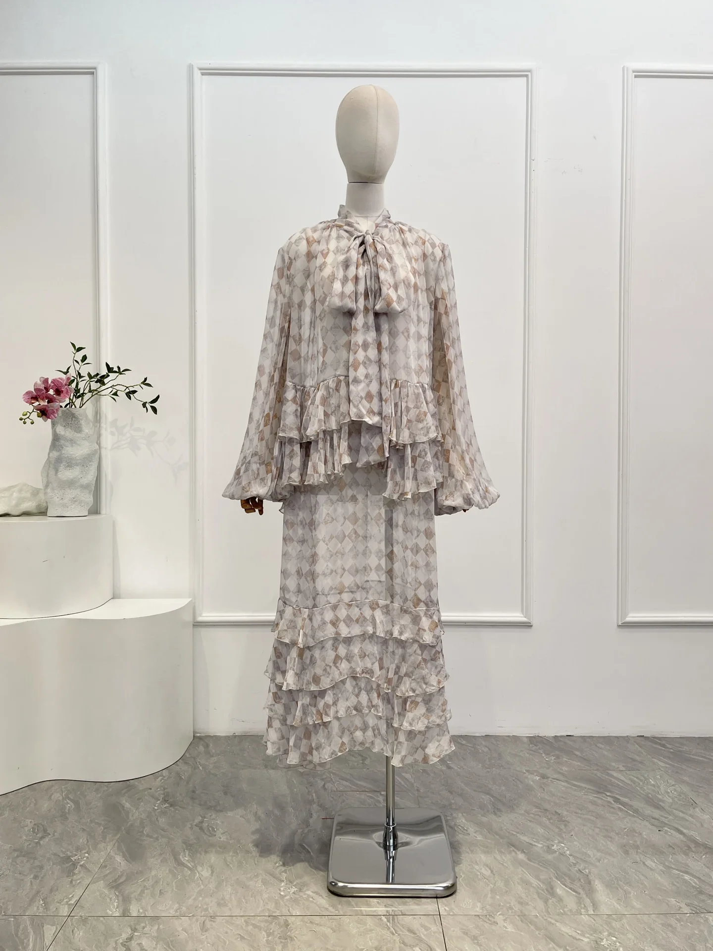 

Серое платье миди в клетку с рюшами и длинными рукавами, новинка 2025 года