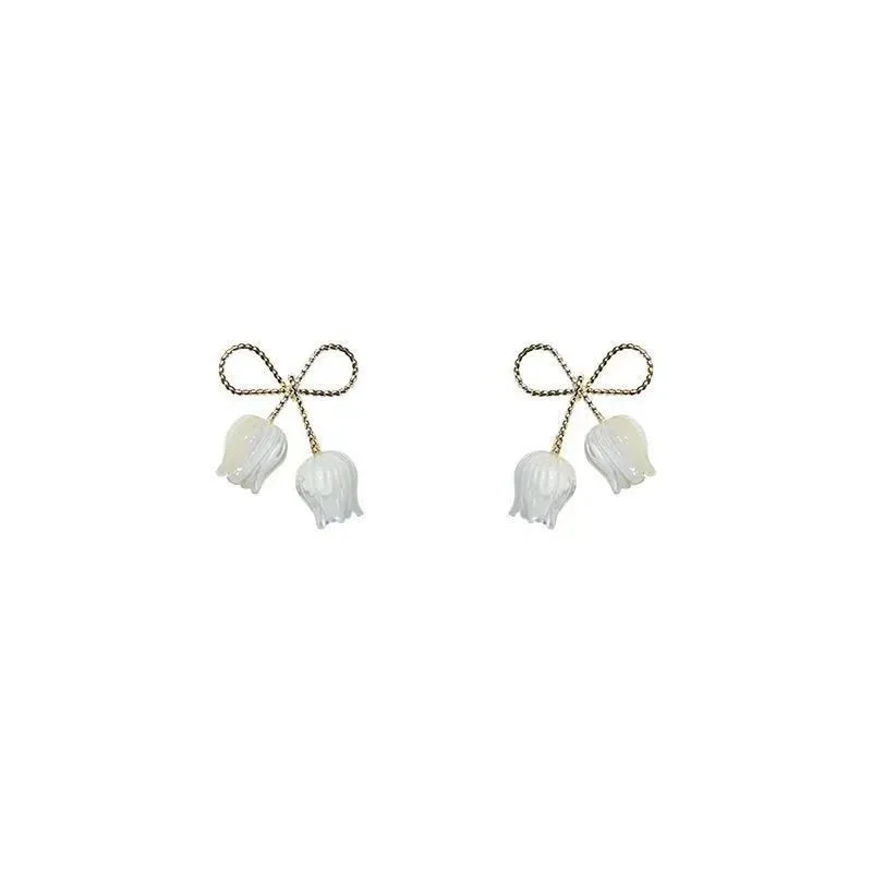 1 pair of Lady Bow Tulip earrings