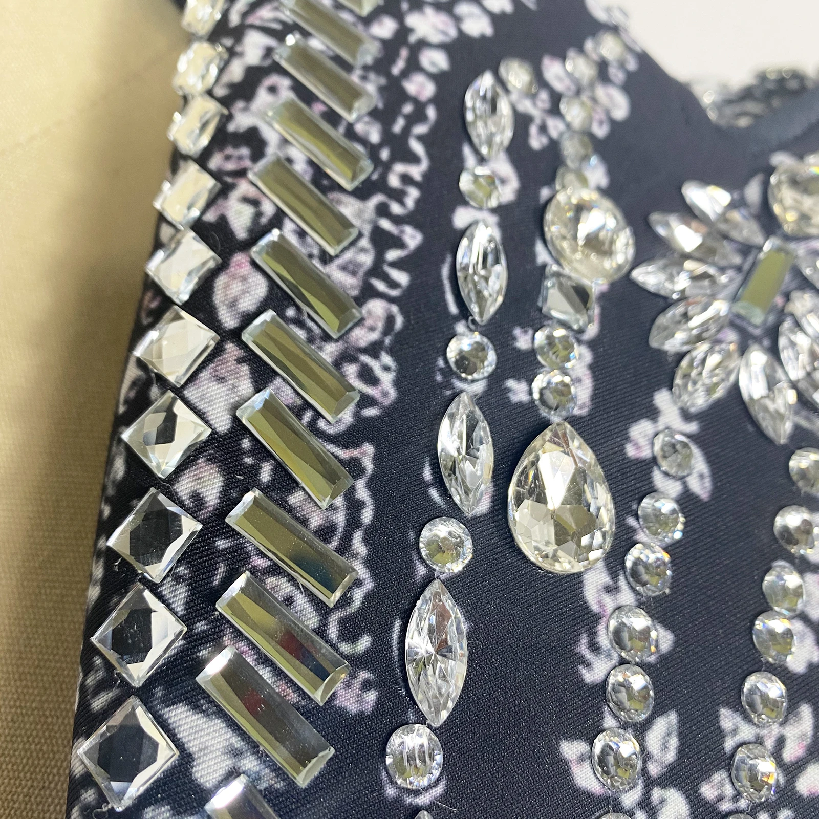 drag queen kostuum mode glitter kristal steentjes lange mouw jurk diepe v-hals zwart club feest verjaardag DS zanger show