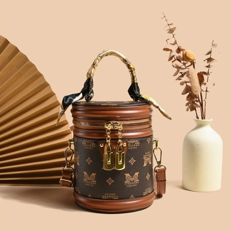 

Chic Retro Elegant Niche Crossbody Shoulder Bag Perfect for Casual Strolling Travel Trips