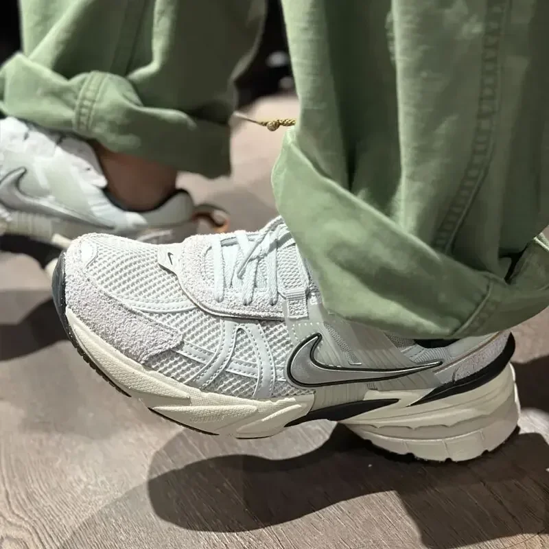 حذاء الجري Nike V2K Run Low Fashion Retro حذاء رياضي خفيف الوزن وجيد التهوية باللون الرمادي والأسود والأبيض