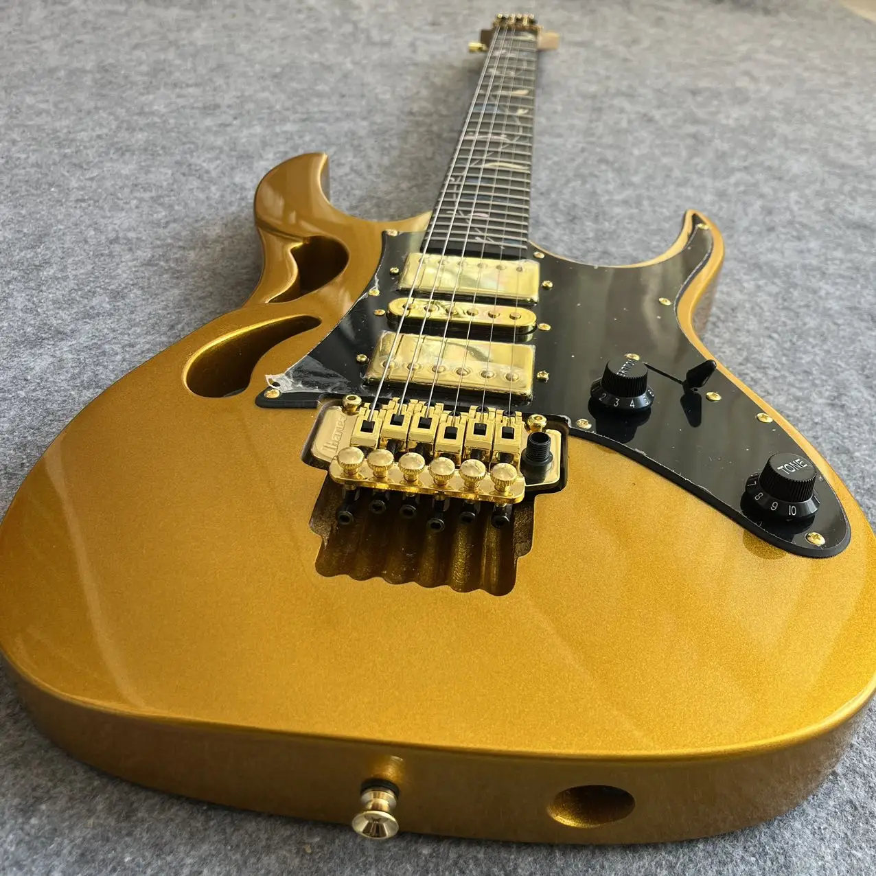 

In Stock Stevai Panther Gold Electric Guitar Abalone Blossom Inlay Floyd Rose Tremolo Lions Claw Black Pickguard Gold Hardware