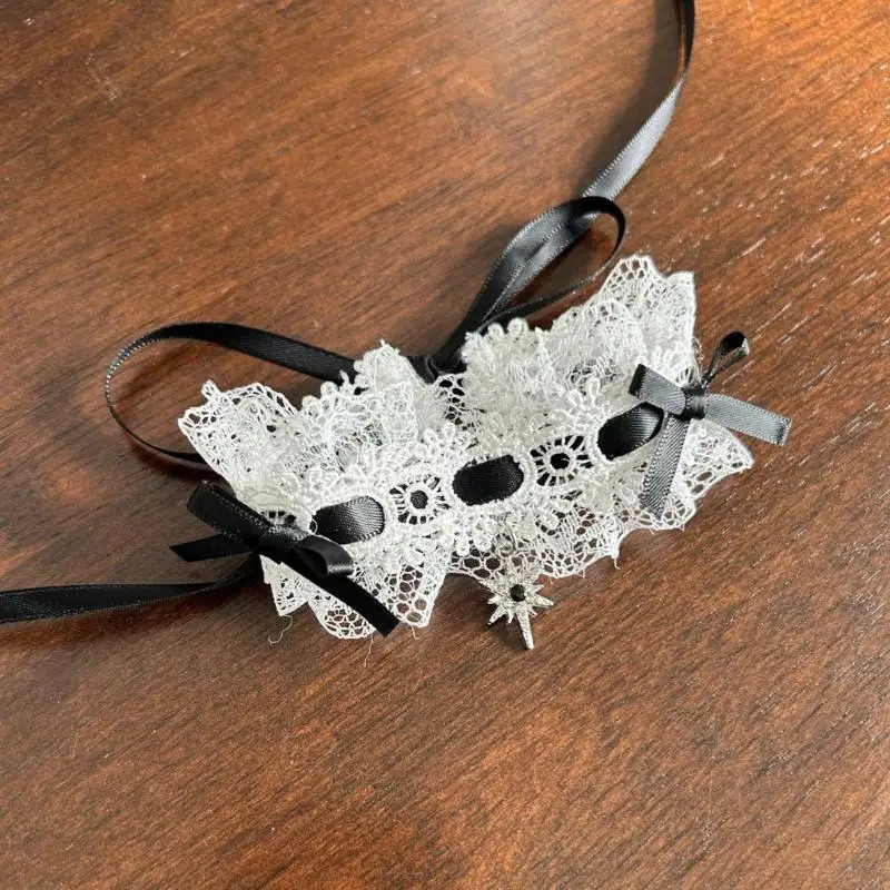 Y3ne Lace Bowknot Choker Lace Lace กับหัวใจวิงคีย์จี้สำหรับผู้หญิงฮัลโลวีนทุกวันและชุดรูปแบบคอสเพลย์