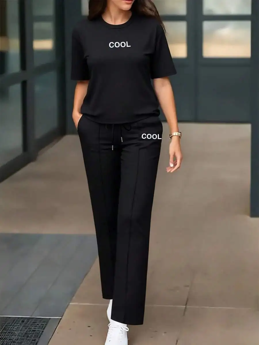 

Женский комплект для отдыха из 2 предметов: футболка с круглым вырезом и принтом в виде букв и прямые брюки с высокой талией и завязками.