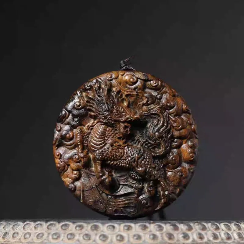 Pendentif Kirin en bois d'agar sculpté à la main, collier amulette rond de nuage porte-bonheur de 2.36 pouces, bijoux de sculpture sur bois de richesse et de Fortune pour hommes