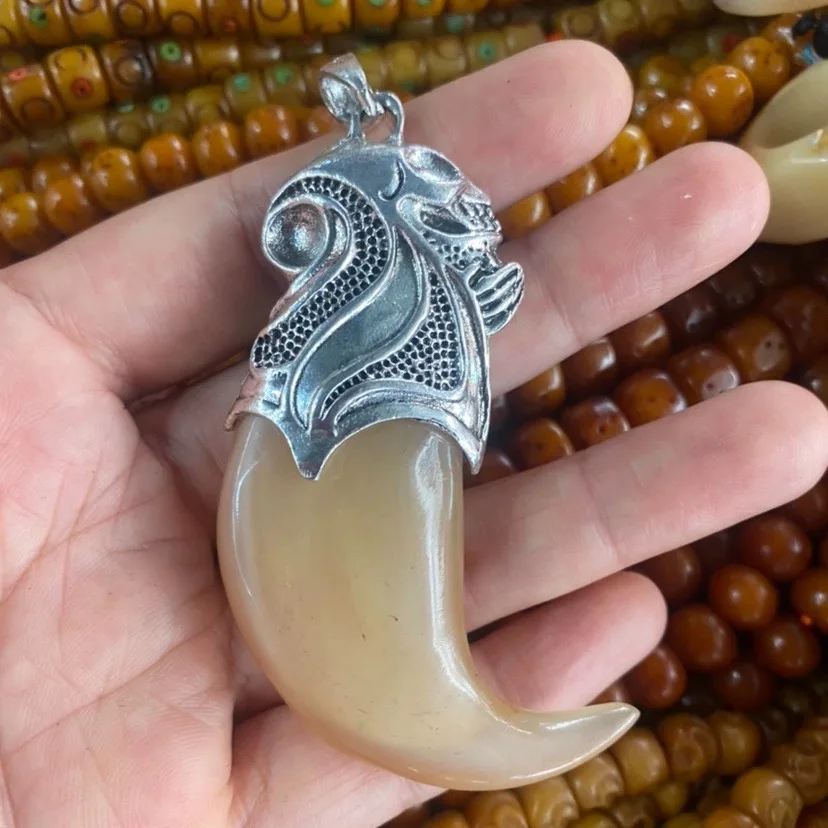 

Retro Tibetan silver inlaid horn craft pendant men's pendant full of personality ethnic style
