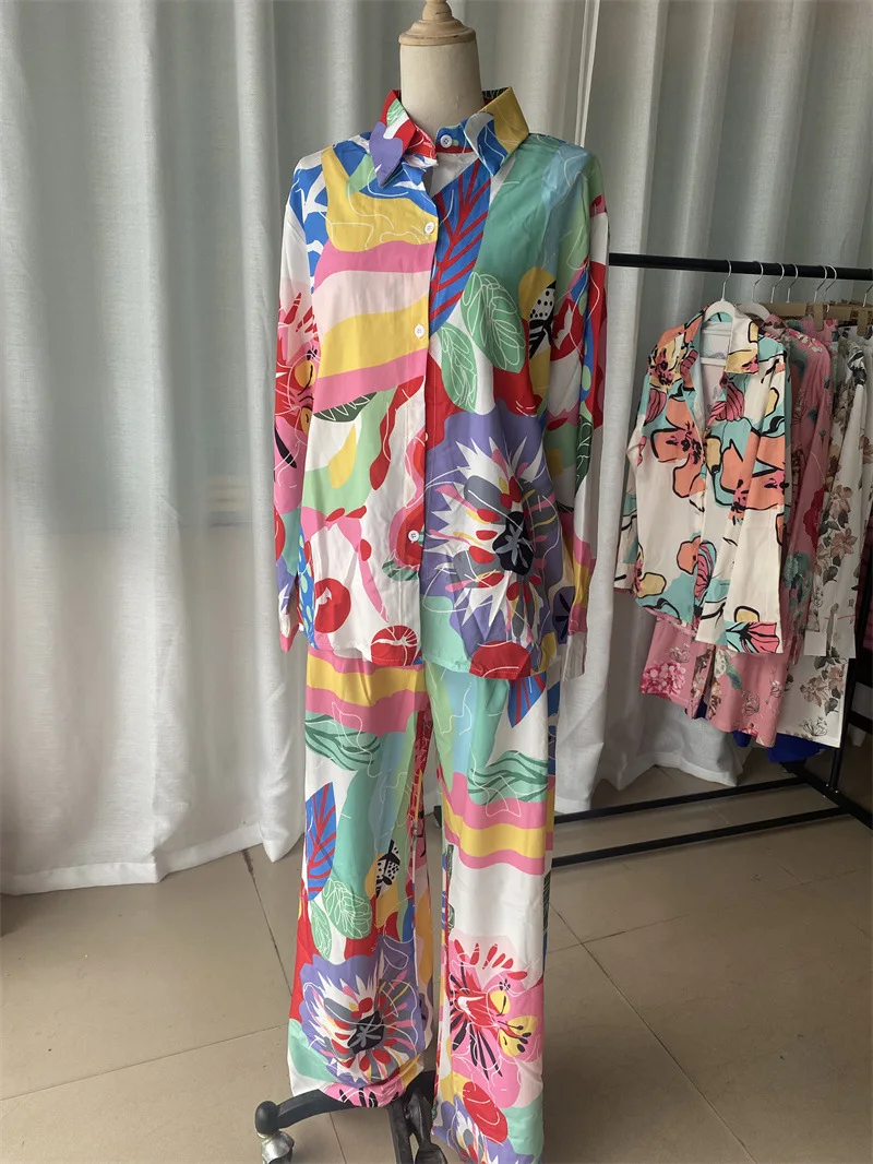 Set di due pezzi con stampa a colori alla moda camicie a maniche lunghe larghe alla moda da donna pantaloni a gambe larghe Set da 2 pezzi abiti da