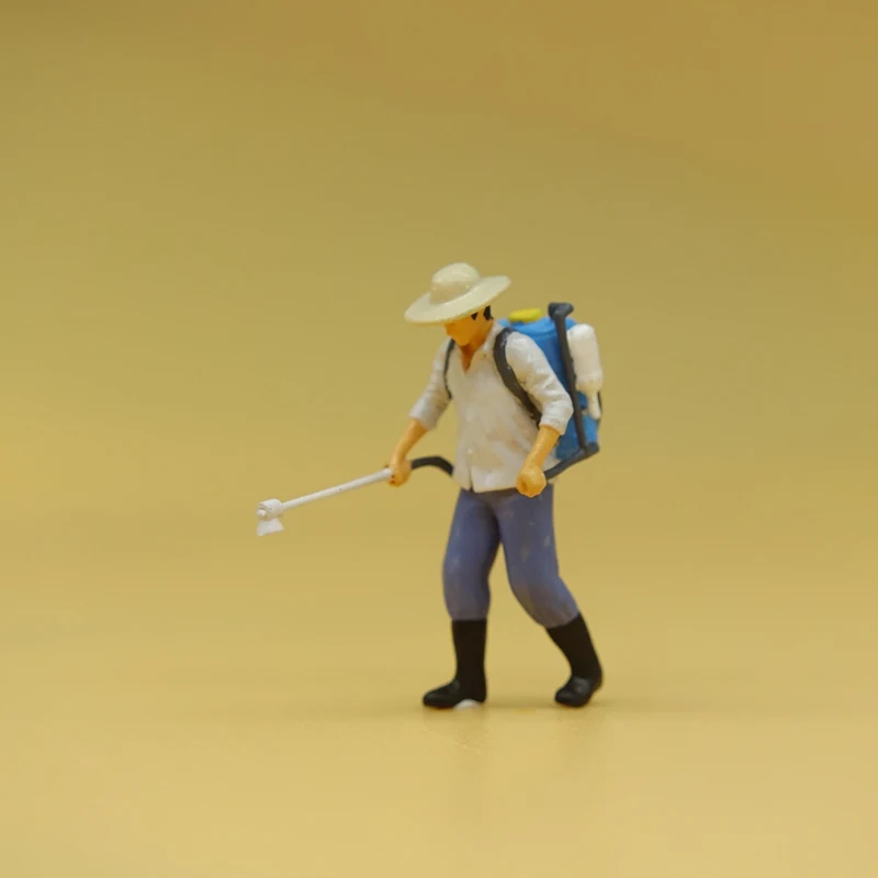 1/87 Scale Farmer Spraying Small Figure Bonsai, Rockery Miniature Landscape Shooting Props, Decorative Ornaments