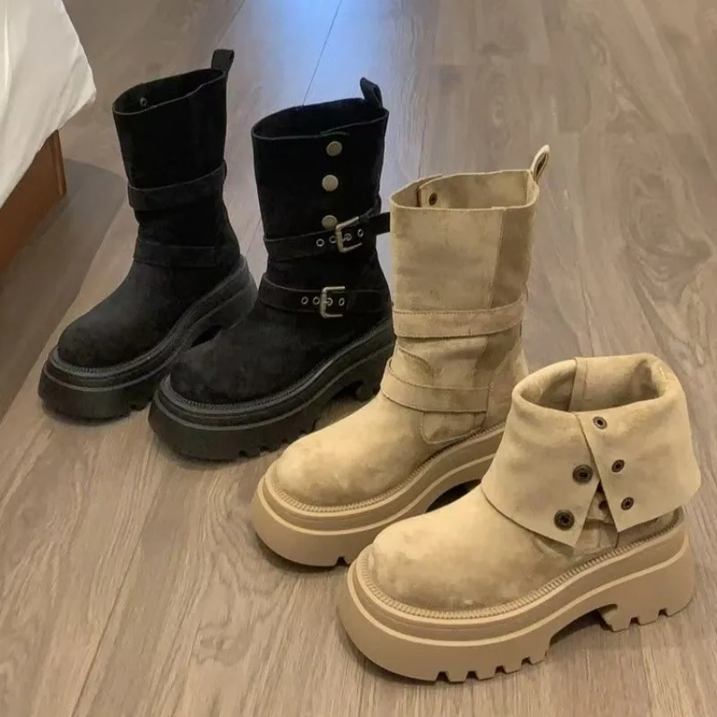 Neu eingetroffene Retro-Wildlederstiefel für Damen, kniehoch, mit klobiger Plateausohle, Motorradstiefel mit Schnallenriemen, schlank geschnitten, trendig und höhenvergrößernd – Detail 4