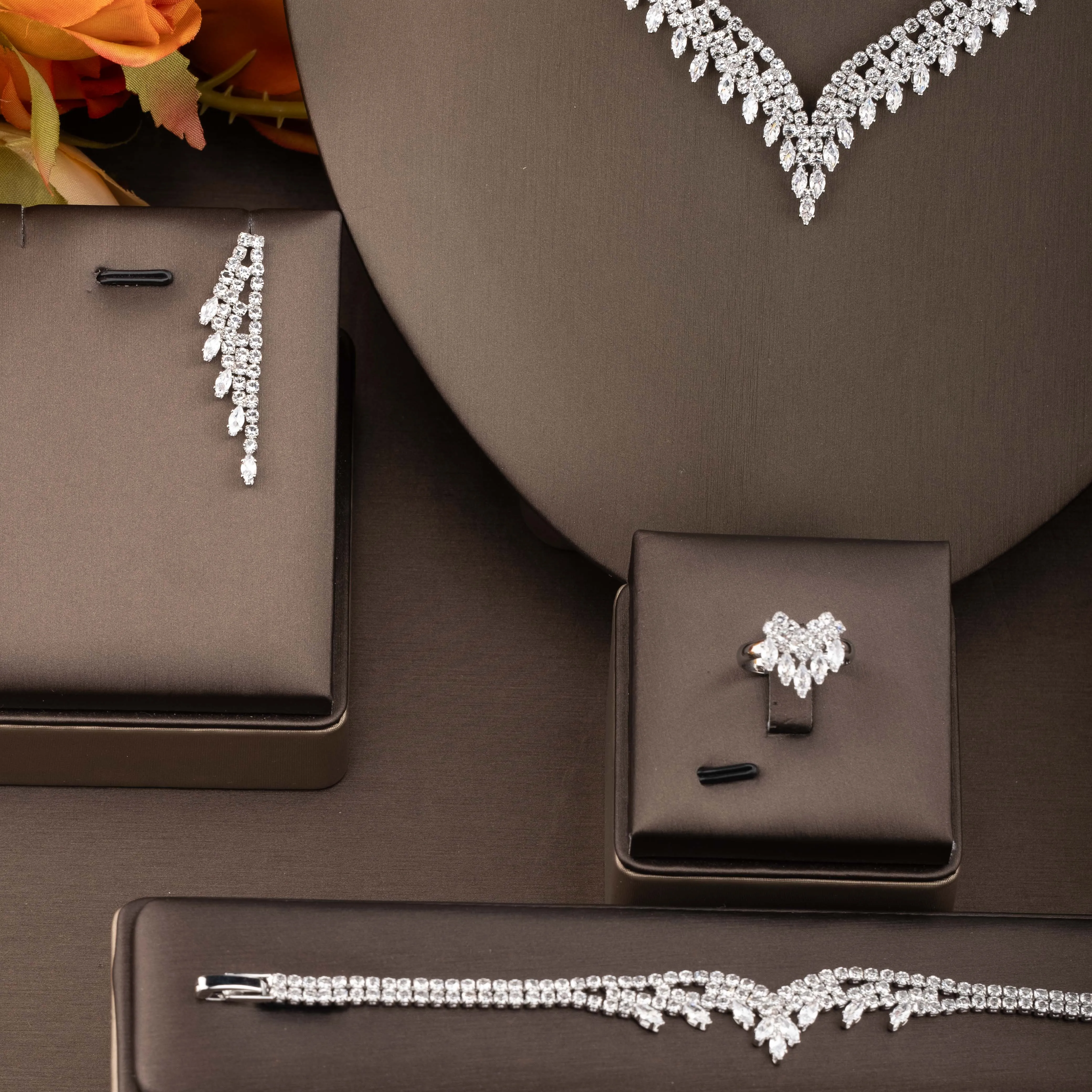 1 set of elegant Arabic-style marquise-cut cubic zirconia leaf-shaped jewelry set suitable for women to wear at weddings, banquets, and parties. Gift box not included