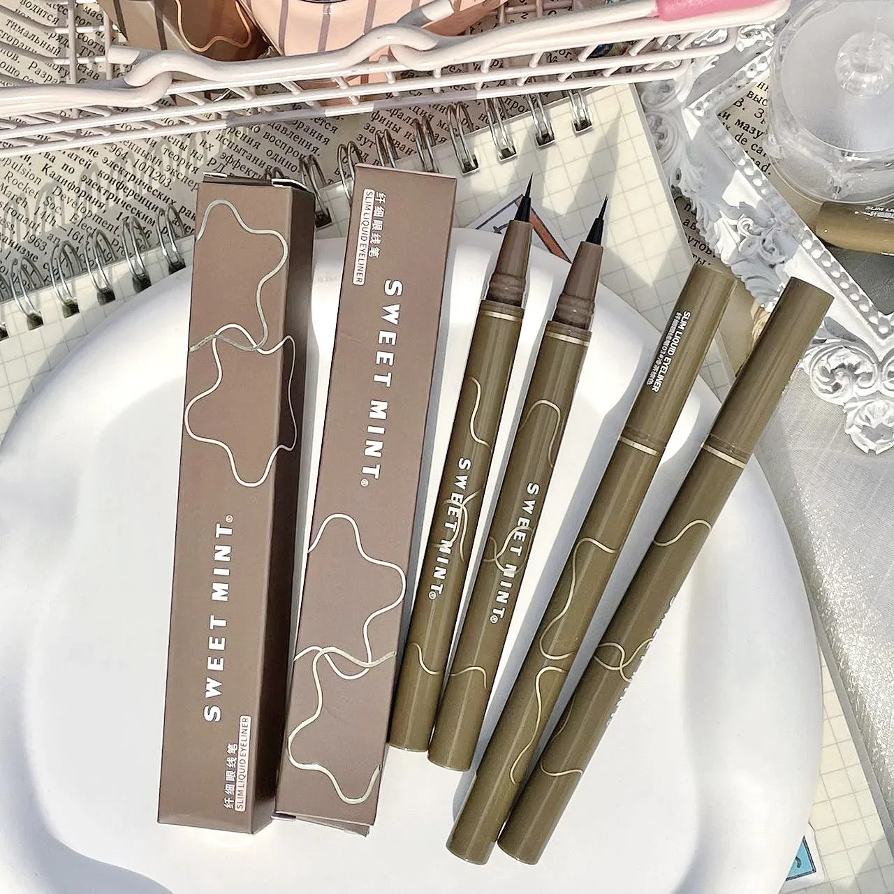 SWEET MINT Slim Eyeliner, nicht leicht zu verschmieren, brauner flüssiger Aegyo Sal Pen Eyeliner. Einfach zu bedienendes Make-up