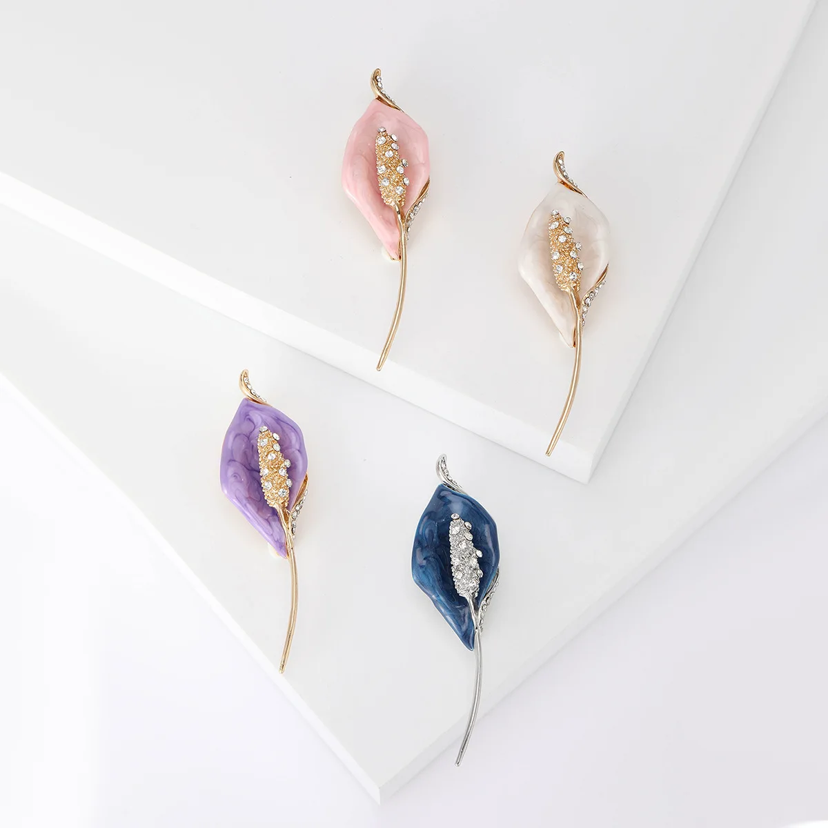 Creative Design Crystal Calla Lily Flower Brooch Four Colors Can Be Selected As a Lady Charm Office Brooch Pin Gift