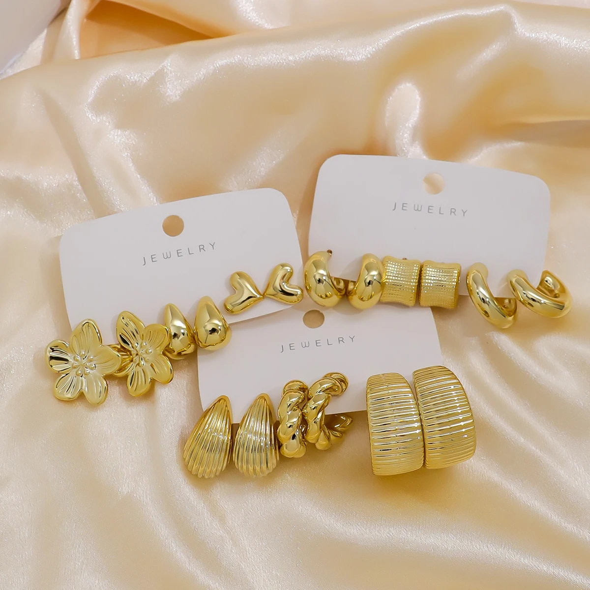 طقم أقراط عصرية مكون من 18 قطعة باللون الذهبي للنساء، أنيق وأنيق، مناسب للارتداء اليومي والحفلات والمناسبات ﻿