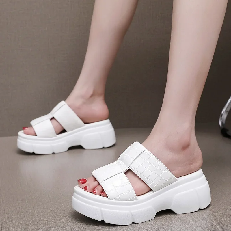 

35-41, 7 см, 2025 г., летние шлепанцы из лакированной кожи на танкетке, женская обувь, женские тапочки с открытым носком, женские пляжные сандалии на платформе