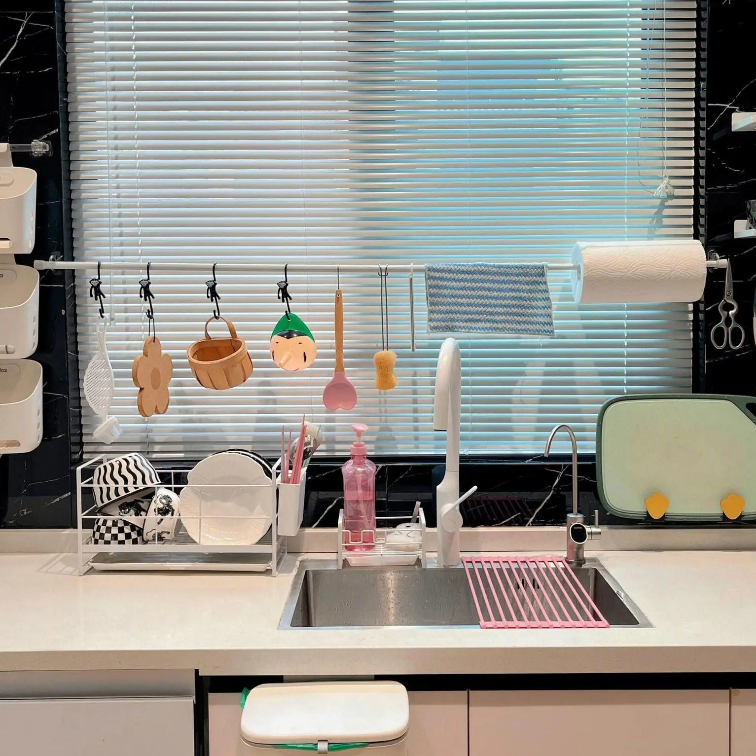 organizzatore-da-cucina-salvaspazio-per-davanzale-con-asta-estensibile-porta-panni-e-ganci-a-morsetto-senza-foratura