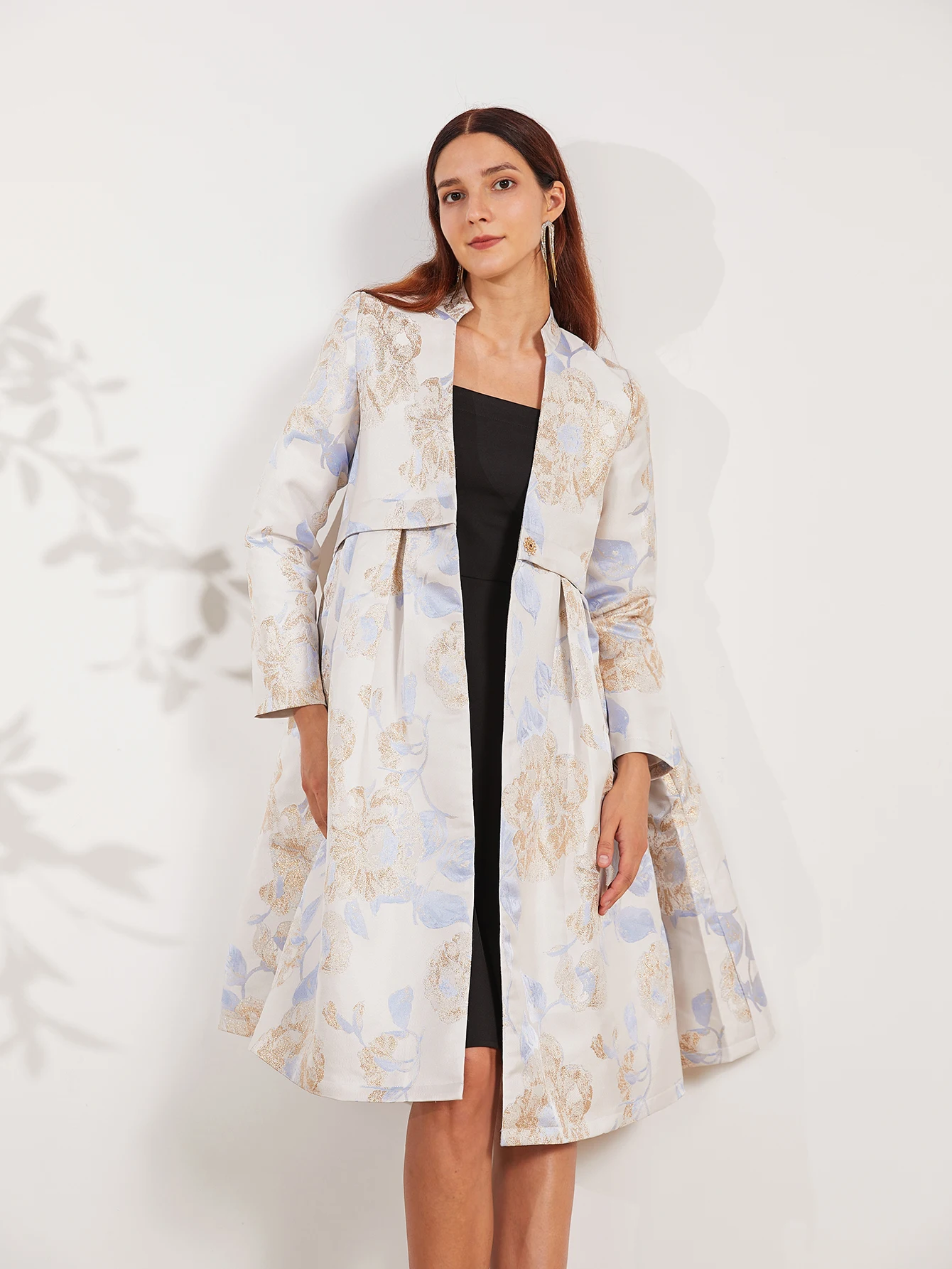 Eleganter langer Damenmantel, exquisiter und luxuriöser Mantel im Herbst-Winter-Stil, professionelle Hemdkleidung im Anzugstil