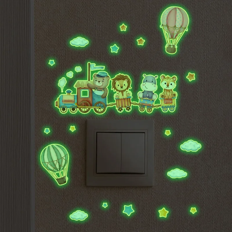 Мультяшный светящийся животный поезд, настенная наклейка, детская спальня, флуоресцентная облако, звезда, переключатель, наклейка, слон, жираф, сияет в темноте