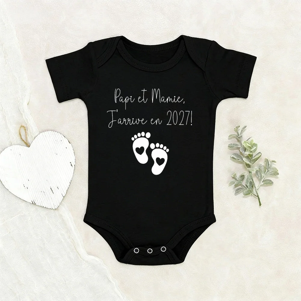 Ich komme im Jahr 2027 an Baby-Strampler Schwangerschaftsankündigung Bodysuit Geschenke für zukünftige Großeltern Neugeborenen-Jumpsuit Babyparty-Geschenk – Detail 3