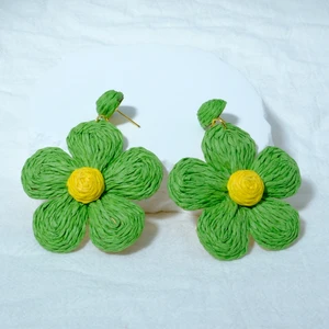 Um par de brincos elegantes de praia vento flor de ráfia tecidos à mão para mulheres são perfeitos para uso diário de férias 10 principais vendas rafia flores - №2