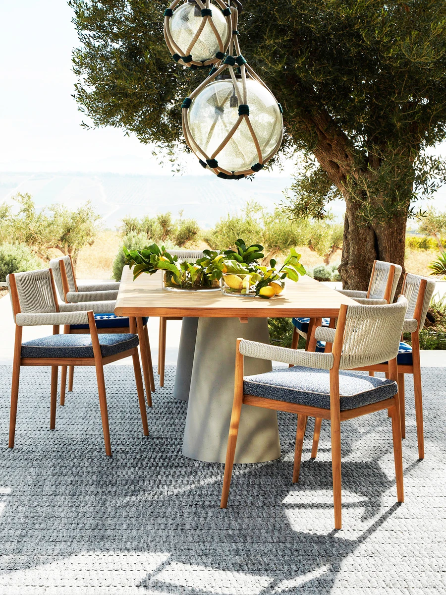 

Столы и стулья для отдыха на открытом воздухе. Уличная мебель из массива тикового дерева в стиле Надвосточной Азии.