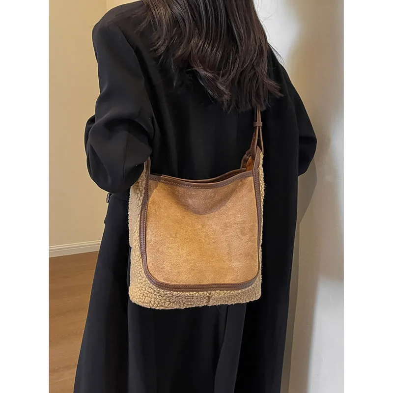 Autumn Winter Plush Bucket Bag Female 2023 New Fashion Large Capacity Lamb Wool Shoulder Bags All-Matching Commuter Tote Pack