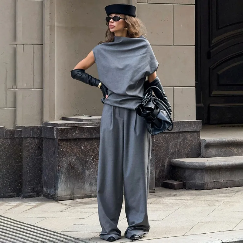 

Новинка Весна/Лето 2026: Французский повседневный комплект — топ без рукавов и серые прямые брюки. Универсальный стиль для офиса.