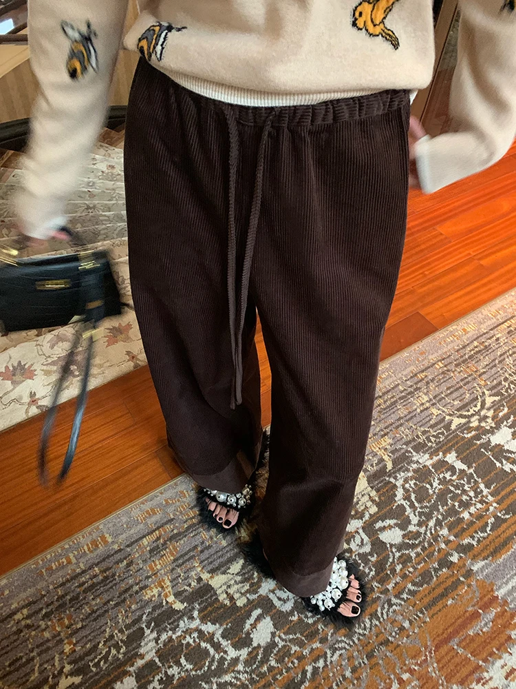 Brązowe sztruksowe spodnie damskie z szerokimi nogawkami, luźny krój, styl retro, wysoki stan, bawełna 100%, moda do pracy.